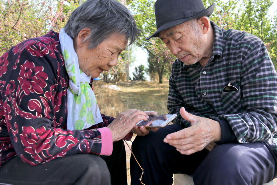 "母亲节"回望千里塞外老爸老妈