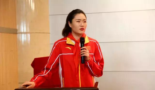 曾任中国女篮队长,现任八一女篮队长,国际级健将.