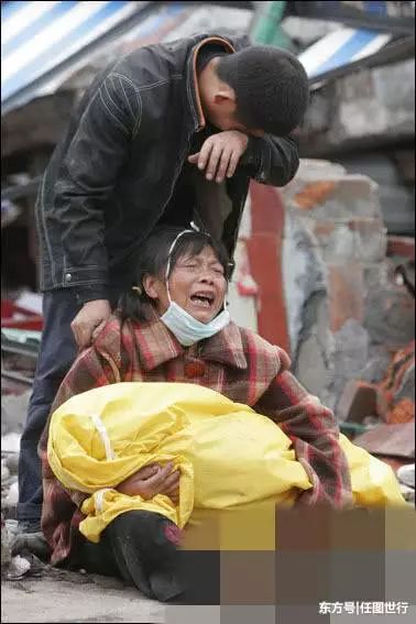 当年汶川大地震那些震撼人心的照片,每看一次心痛不已!