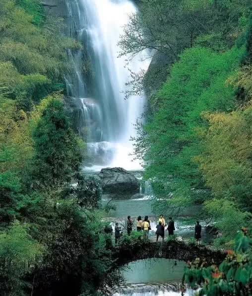 天台石梁风景区位于县城北石桥山中,距天台县城25公里,是浙东"唐诗