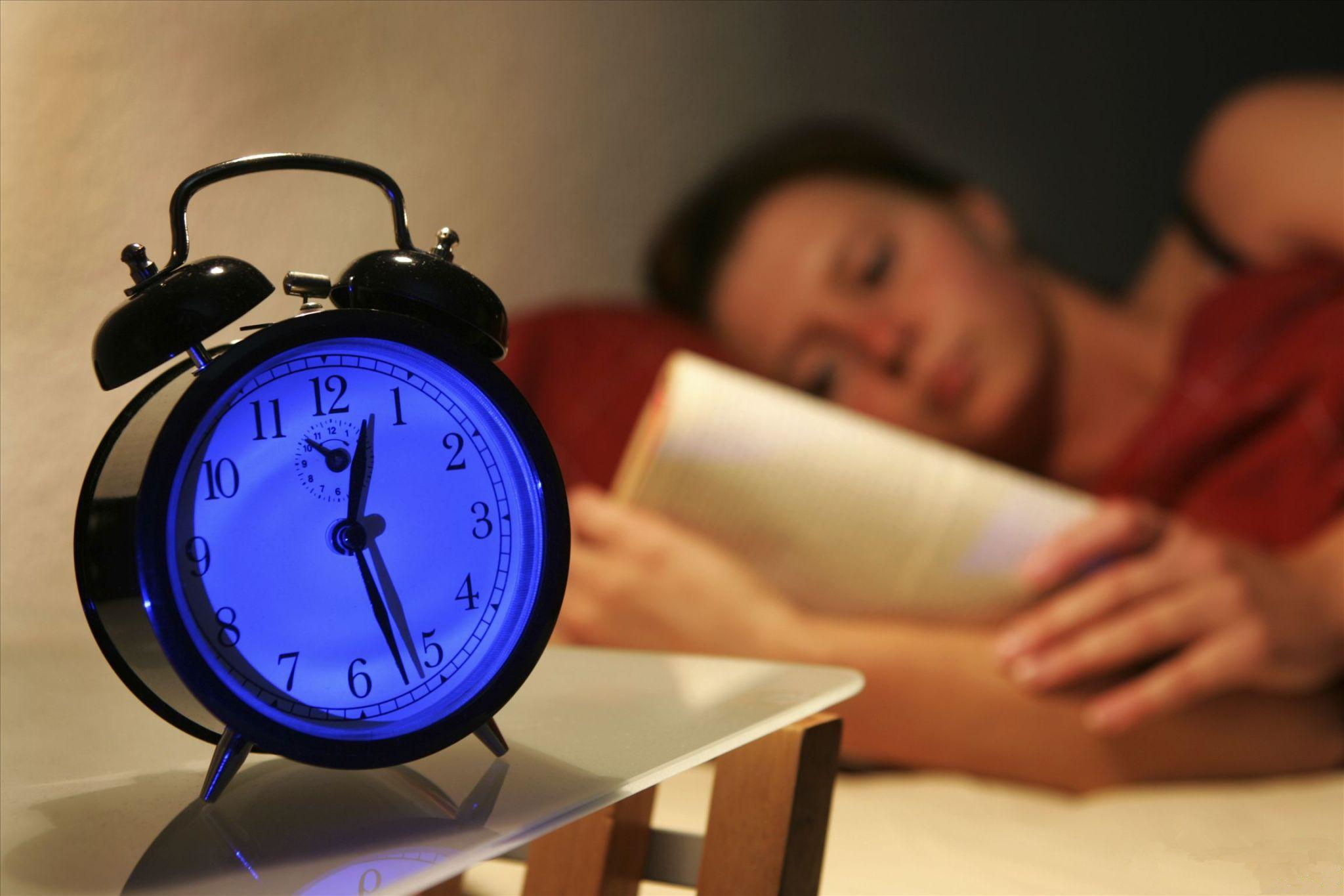 这些大家都已经知道, 还有一点需要强调的是:睡觉前一定要远离蓝光