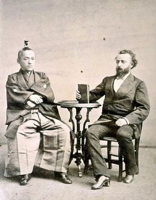 明治维新以后的1873年,日本岩仓使节团出使欧洲,与早先中国人张德彝