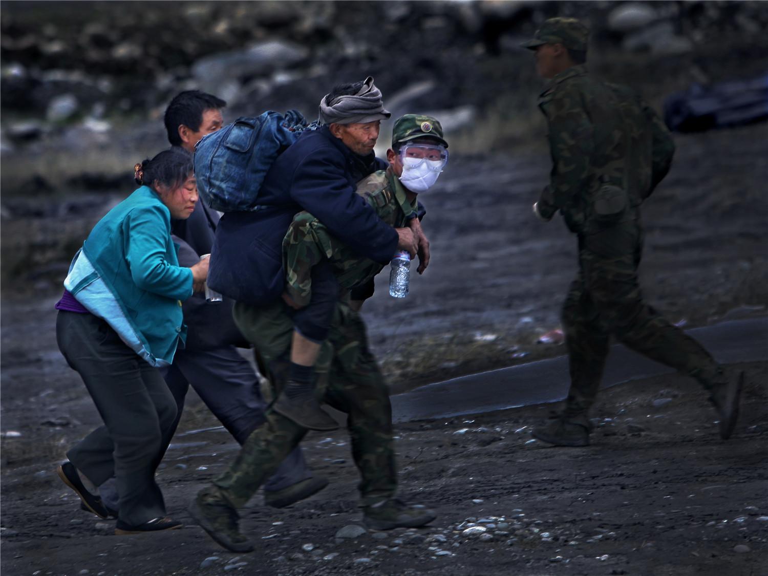 亲历汶川地震救灾摄影师公开采访手记，大量灾区照片首曝