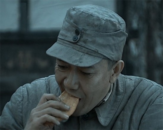 《亮剑》张大彪已经奔小康,为何李云龙还在吃贴饼?究竟谁之过?