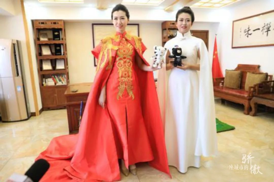 服装设计师及女鞋设计师均来自沈阳,沈阳籍模特曲迪娜一身青花瓷旗袍