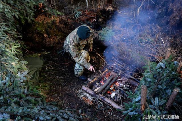 英国预备役第6步兵营官兵在达特穆尔偏远地区进行野外生存技能训练.