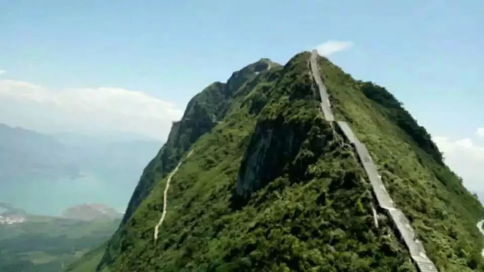 六枝境内到处是山,靑山叠翠,绿水传情来六枝如果你钟情于玩山泉乡落别