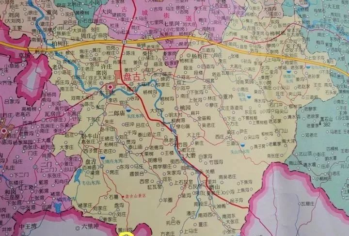 泌阳县有个小山村,一脚踏两市,走桐柏的路,使桐柏的电