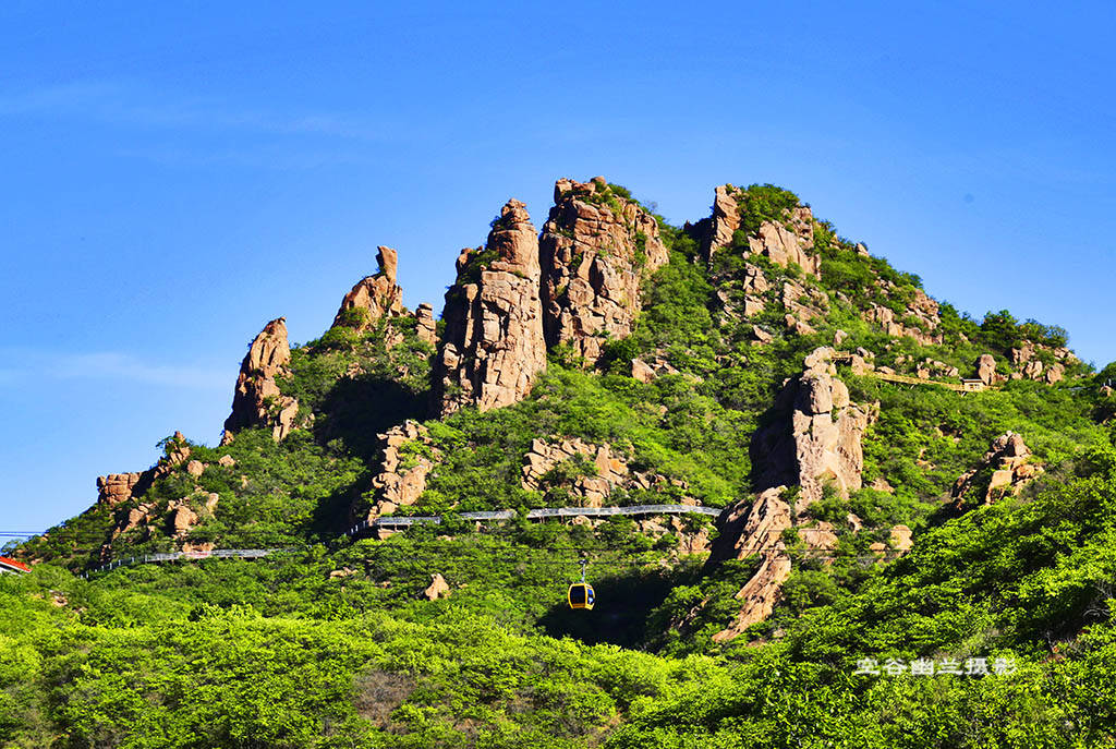 辽宁朝阳北票大黑山 推着轮椅带父母登山