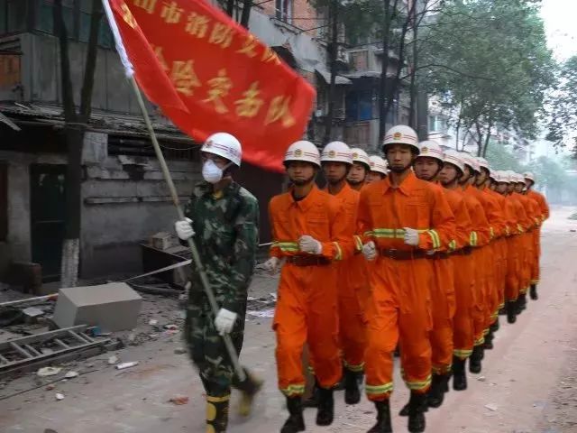 突击队没有顾得上向家人报一声平安,便雨夜兼程赶往地震重灾区——