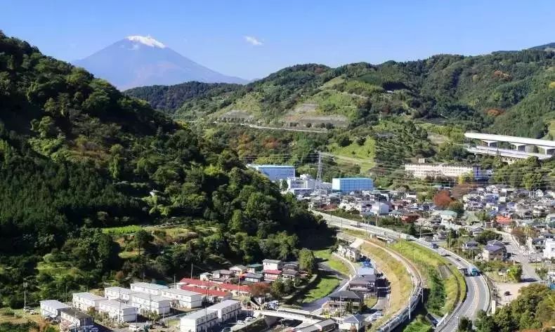 御殿山hills集聚着饭店,办公大楼及高层住宅.