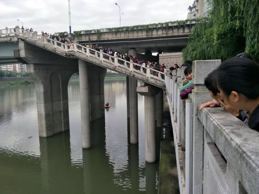 今早,巴城麻柳湾大桥两名女子跳河轻生!