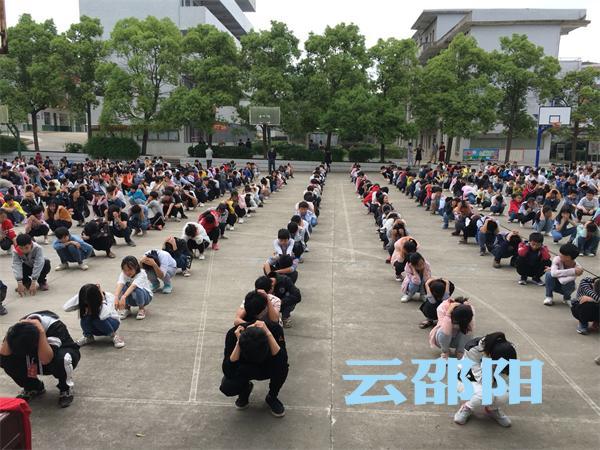 邵东县灵官殿中学举行5.12防震应急疏散演练活动
