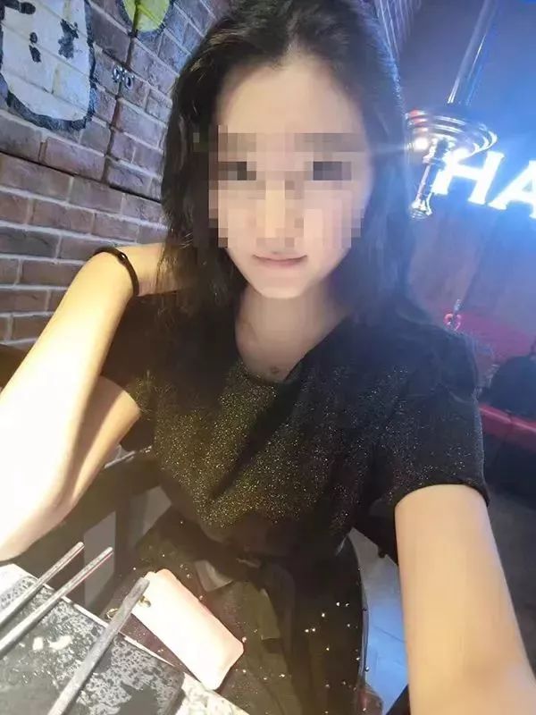 李先生说,发现尸体时,女儿下半身是光着的,案发现场还留下一把刀,他