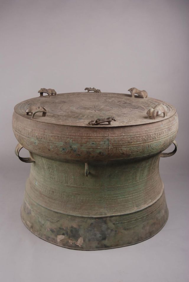 广西民族博物馆的"三国牛拉撬饰变形羽人纹铜鼓" 请输入标题 g