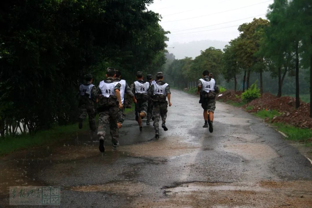 三千米武装越野和手枪精度射击课目,倾盆大雨突如其来,但下雨也要打仗