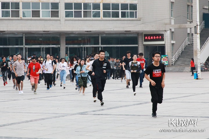 河北科技大学学生疏散转移演练.记者 庞晓玮 摄