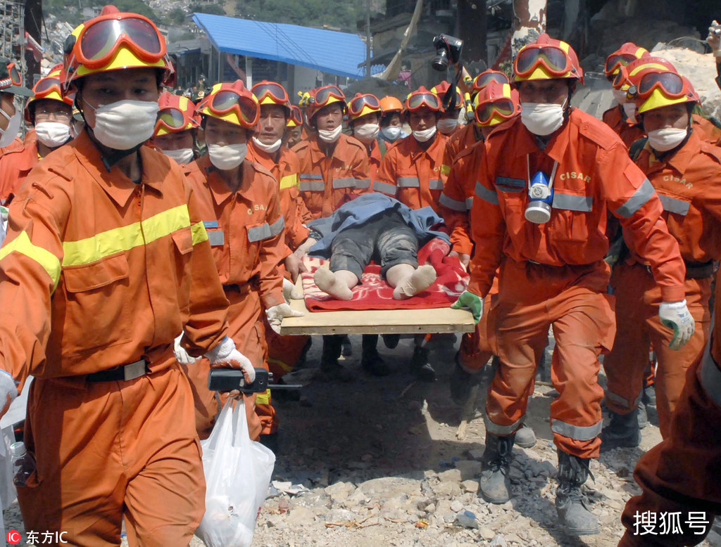 2008年5月19日,5-12汶川大地震,北川,搜救人员从倒塌的房屋中抬出一