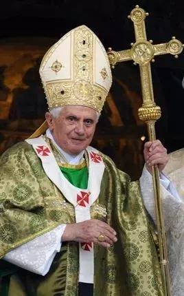 教皇也称教宗,是普世天主教会领袖与梵蒂冈城国国家元首,西方人称