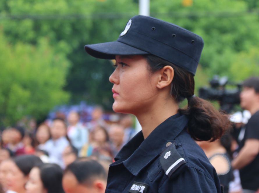 承包特警美女姐姐侧脸.领导致辞乡党委书记覃晴讲话.