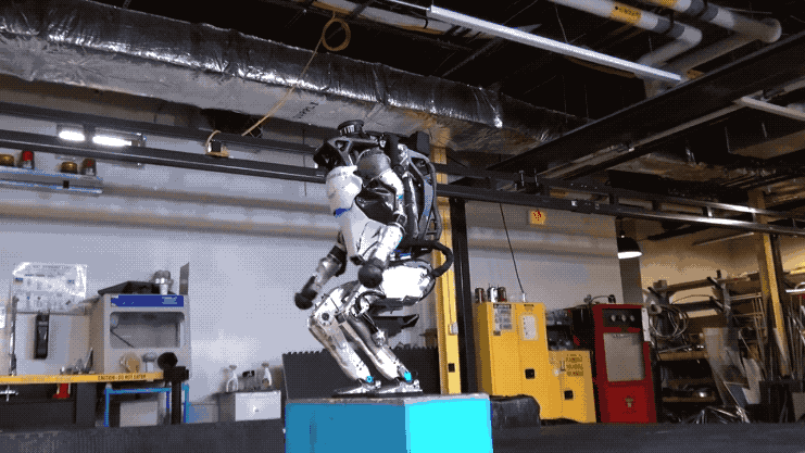 波士顿动力机器人最新演示慢跑跳跃障碍爬楼梯