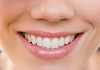 全瓷冠是在不损伤牙齿,牙龈的前提下根据牙槽骨的形态对牙齿做修整.