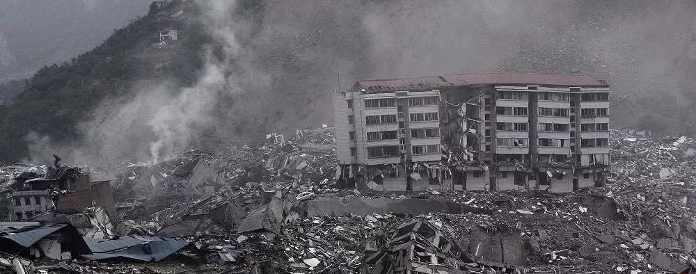 地震发生时,方杰用手支撑住教室大门,全班几十名孩子成功逃生,而他被