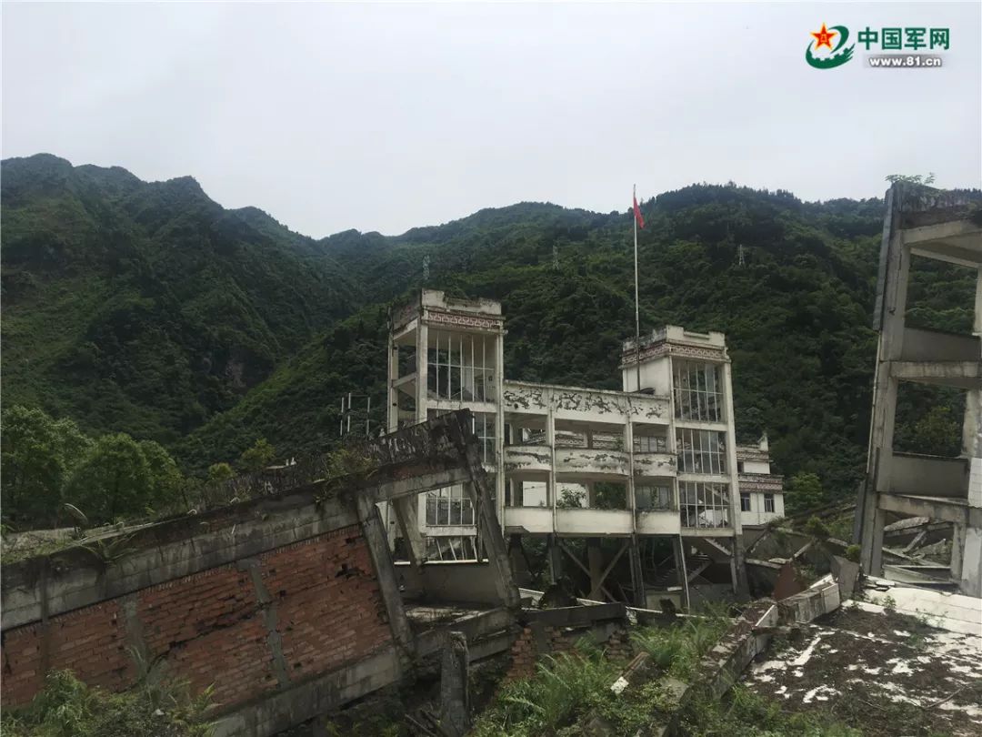 汶川特大地震震中映秀镇漩口中学遗址的断壁残垣显示着十年前的惨烈