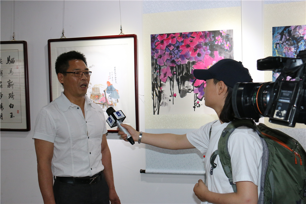 参展艺术家许纯德接受媒体采访参展艺术家李鸿翔接受媒体采访参展艺术