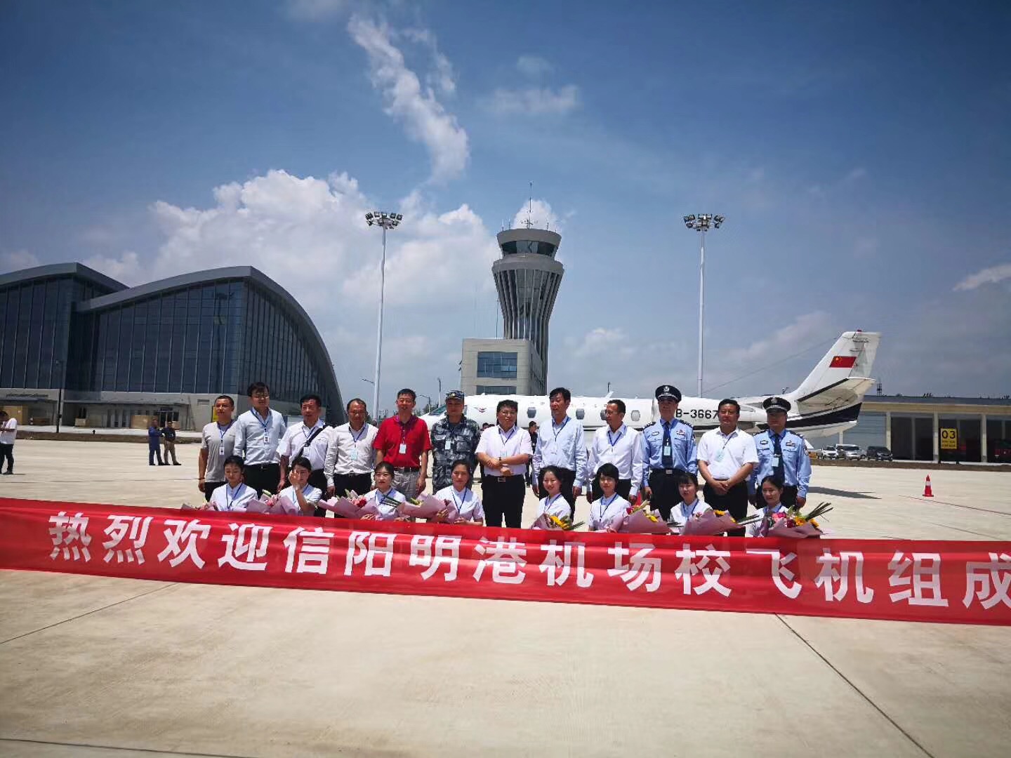 喜讯!信阳明港机场今日正式校飞 靓丽空姐闪亮登场