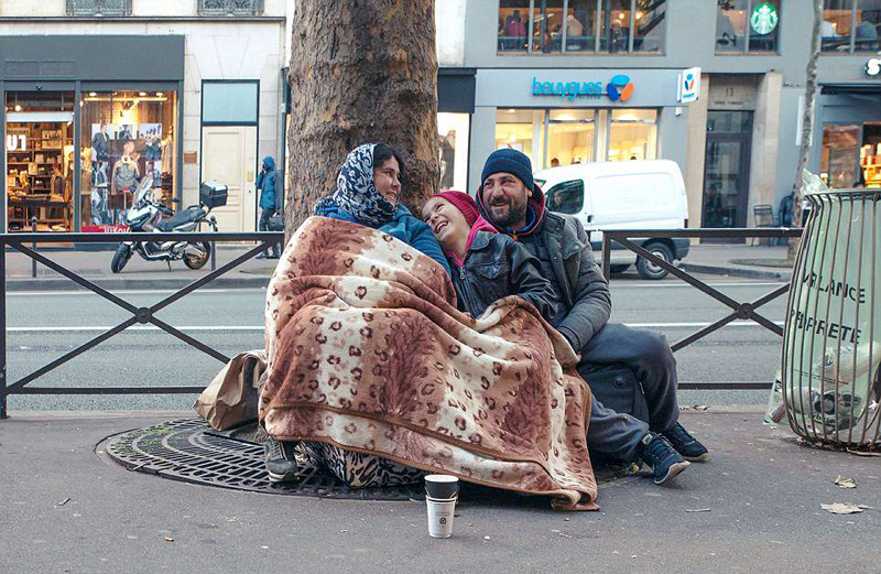 法摄像师记录街头难民现状 呼吁关注难民问题