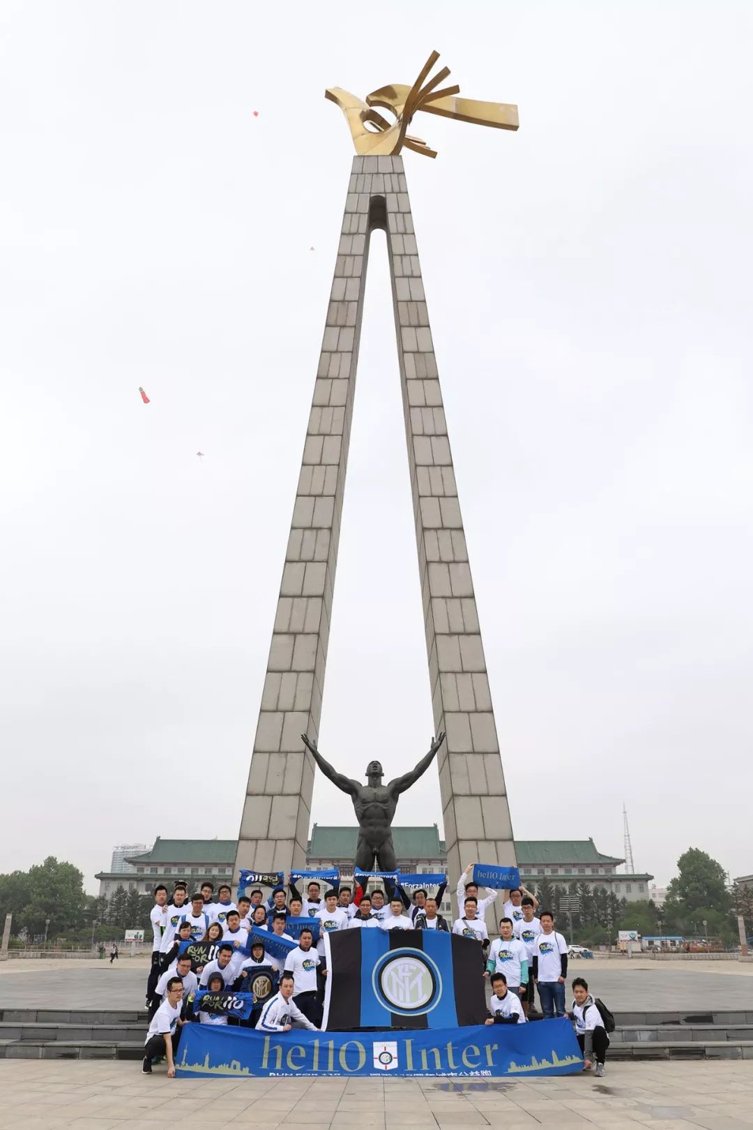 这里正在进行 参与了这次的跑步纪念仪式 他们以文化广场太阳鸟雕塑为