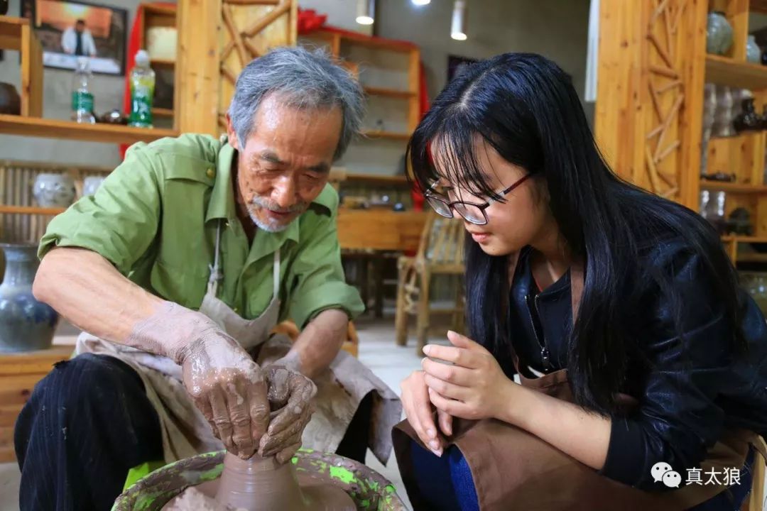 宣窑陶坊老艺人,给喜欢陶艺的年轻人传授制陶技术摄影by 胡金中台湾客