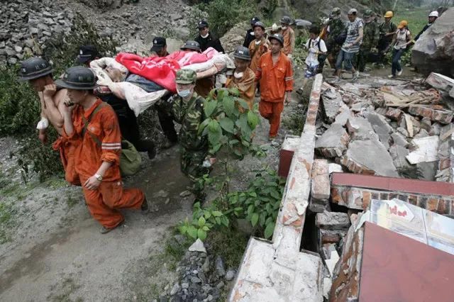 汶川地震瞬间监控视频:图忆·汶川的一百个瞬间