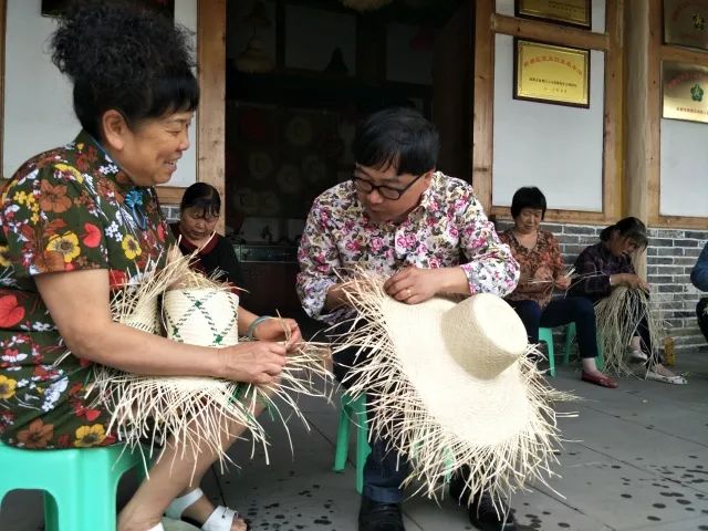 朱木兰大姐是非遗传承人,据她介绍,新繁棕编技艺起源于清代,嘉庆末年