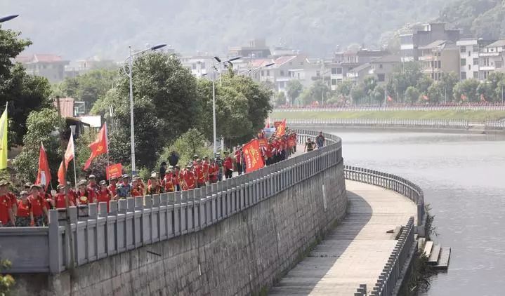 行军人口_老山界行军路线图