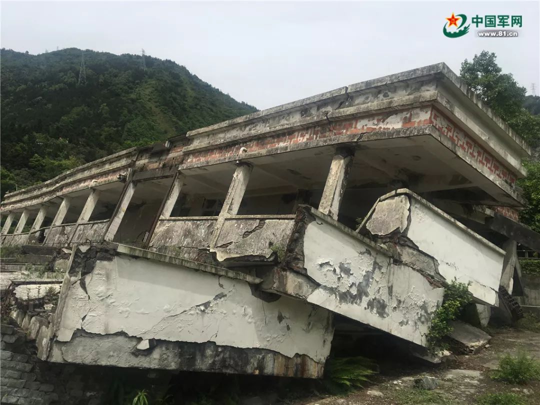 5月12日中午,汶川特大地震震中映秀镇漩口中学遗址内,5层的阶梯教室