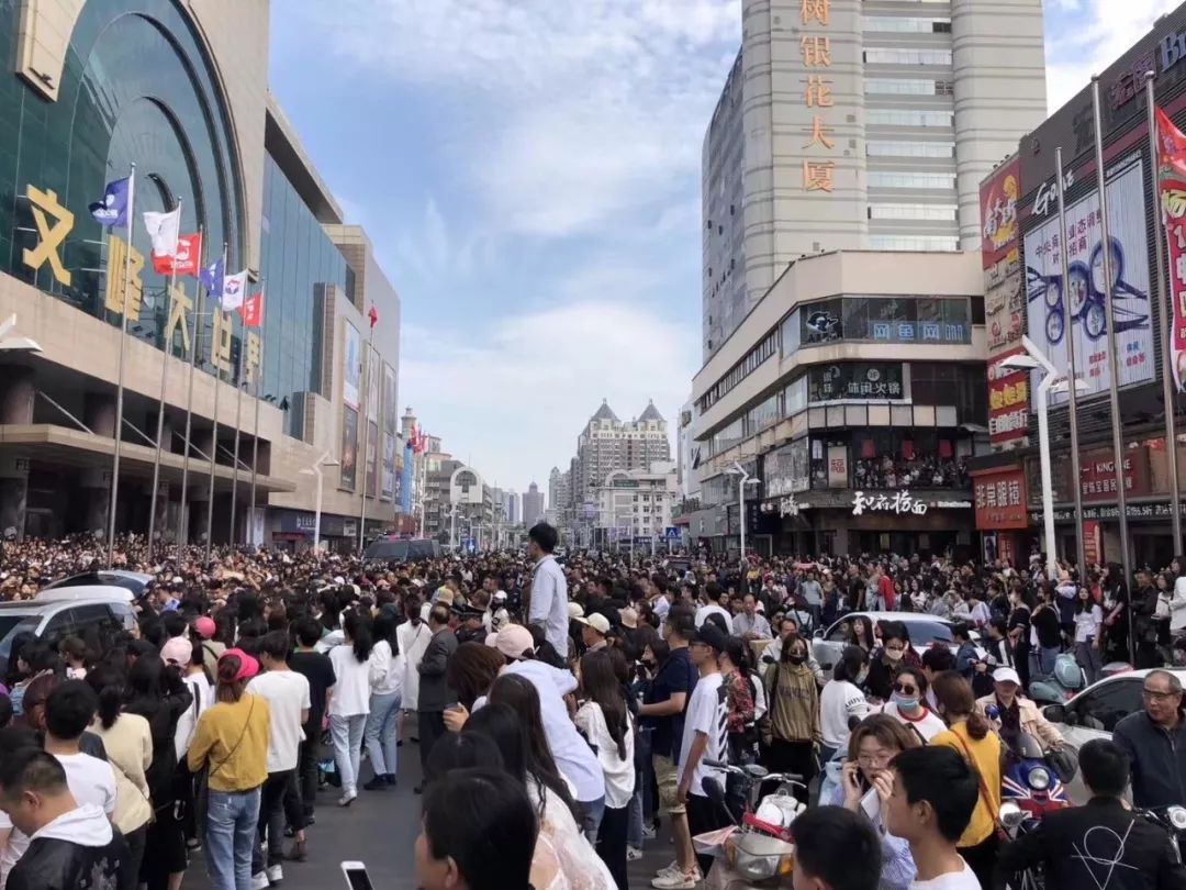 来了几位鲜肉明星昨天南通南大街文峰大世界人山人海