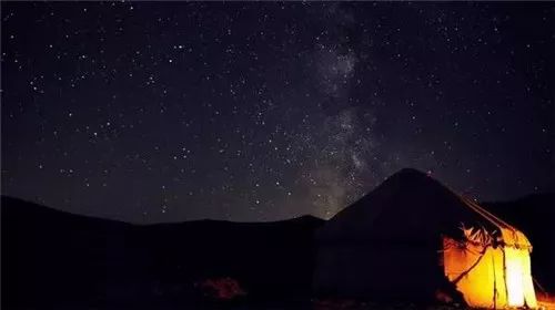 赛里木湖的星空灿烂安静,夜空浪漫而回味悠长,是拍摄璀璨星空的绝佳之