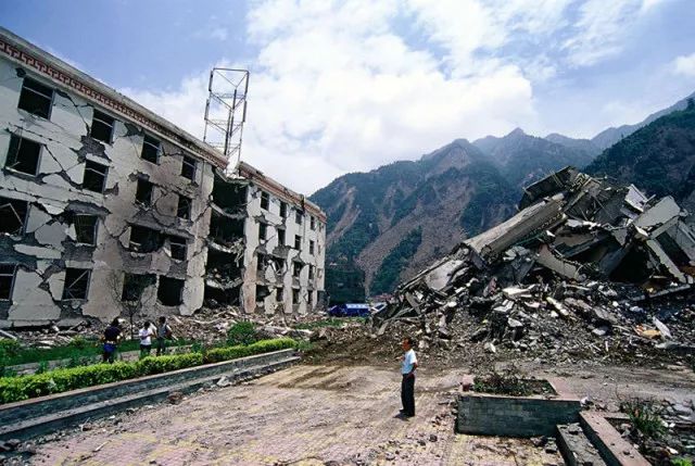 汶川地震瞬间监控视频:图忆·汶川的一百个瞬间