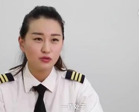 29岁的杜倩是重庆航空 的一名飞行员,也是一名4岁女孩的妈妈.