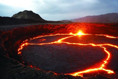 埃塞火山口夜赏熔岩湖 岩浆翻滚如美丽炼狱