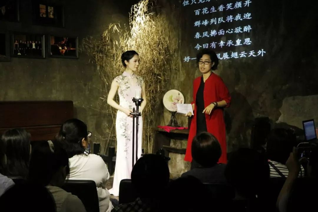 俞鳗文本次活动的导演,撰稿,主持主创团队合影留念演出全程分为上,下