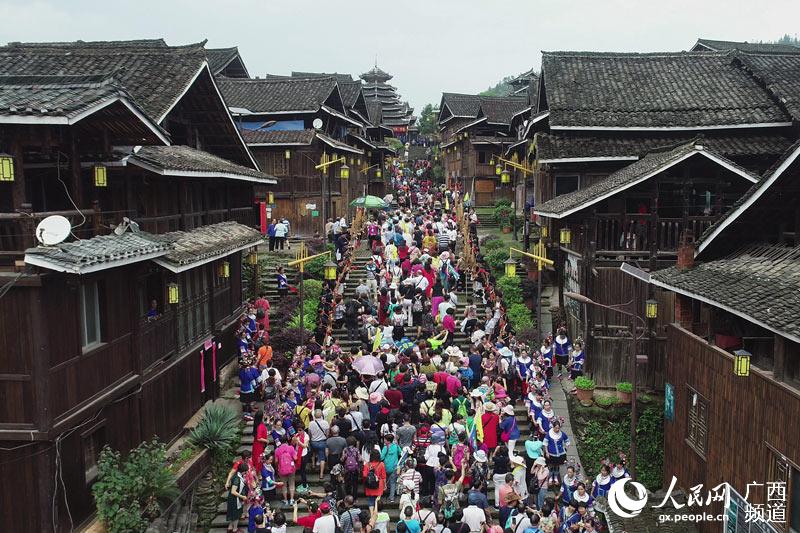 湛江—广西三江粤桂旅游扶贫协作专列开进广西柳州市三江侗族自治县