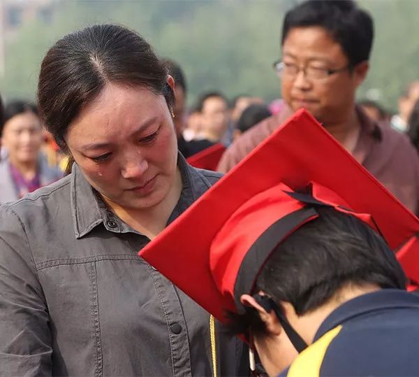 十张母亲节感人照片⊙母亲节|这十张妈妈的照片,看哭无数人!