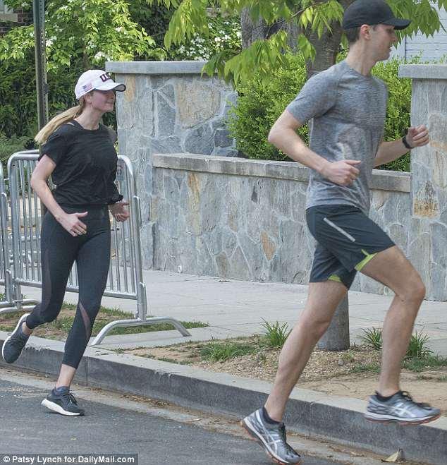 伊万卡与老公库什纳两人跑步健身穿黑色运动衣很显身材