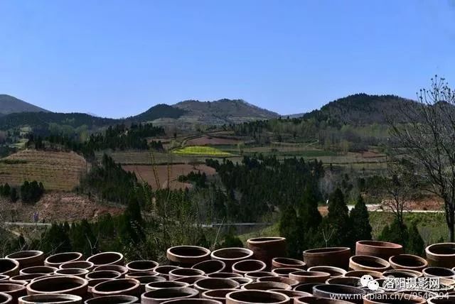 爱和小镇,位于洛阳市洛宁县罗岭乡,又名洛阳三彩国际陶艺村.