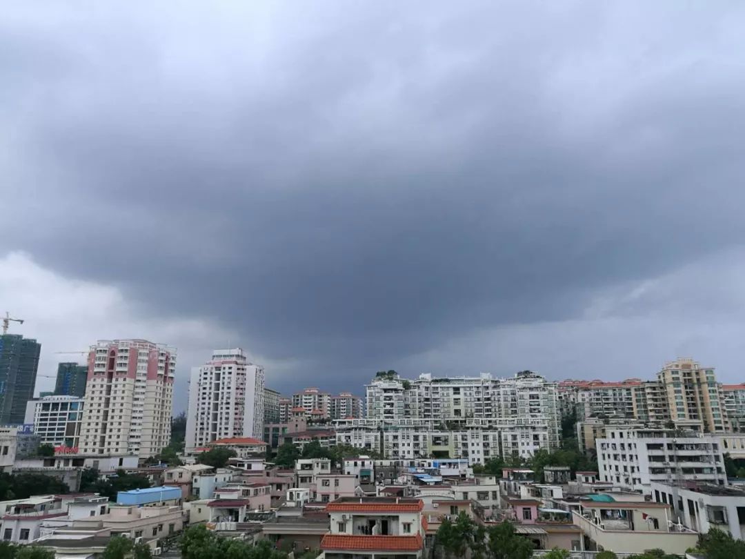 雷雨云团逼近中山雷雨大风蓝色预警生效出门请注意