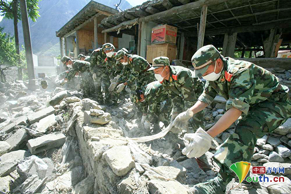 2018年5月,在抗震救灾现场,武警重庆总队机动支队的官兵正在紧急救援.