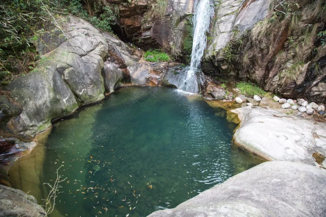 或炎炎夏日,去隐秘瀑布深潭潜泳畅游,山泉水能更好的洗涤身心之上的